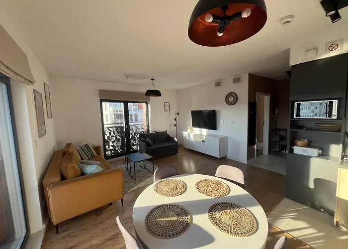 Downtown By The River Daire